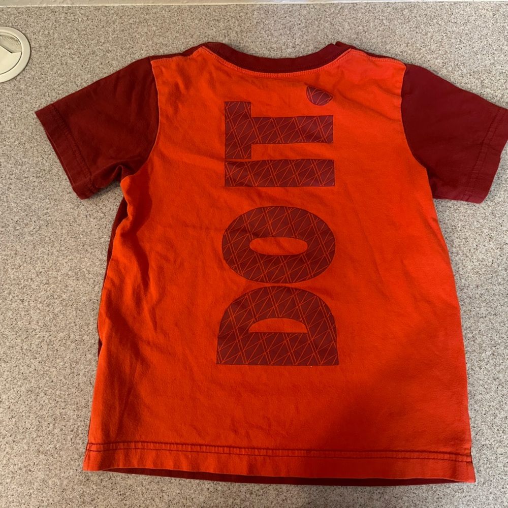 Nike short sleeve shirt Size 6/7